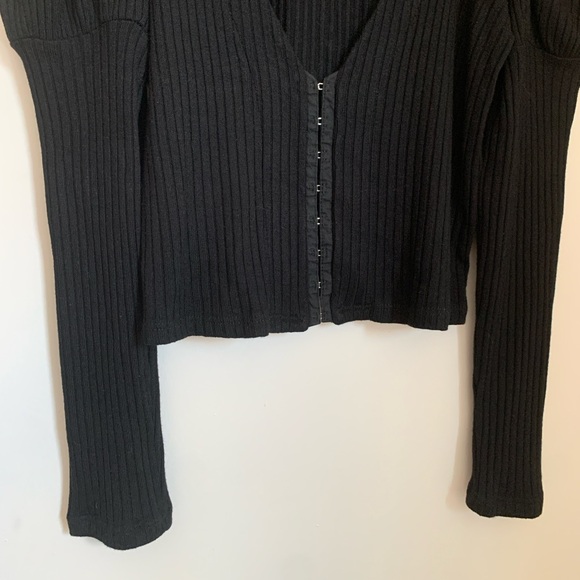 Black Ribbed V-Neck Button-Up Top - Picture 4 of 9